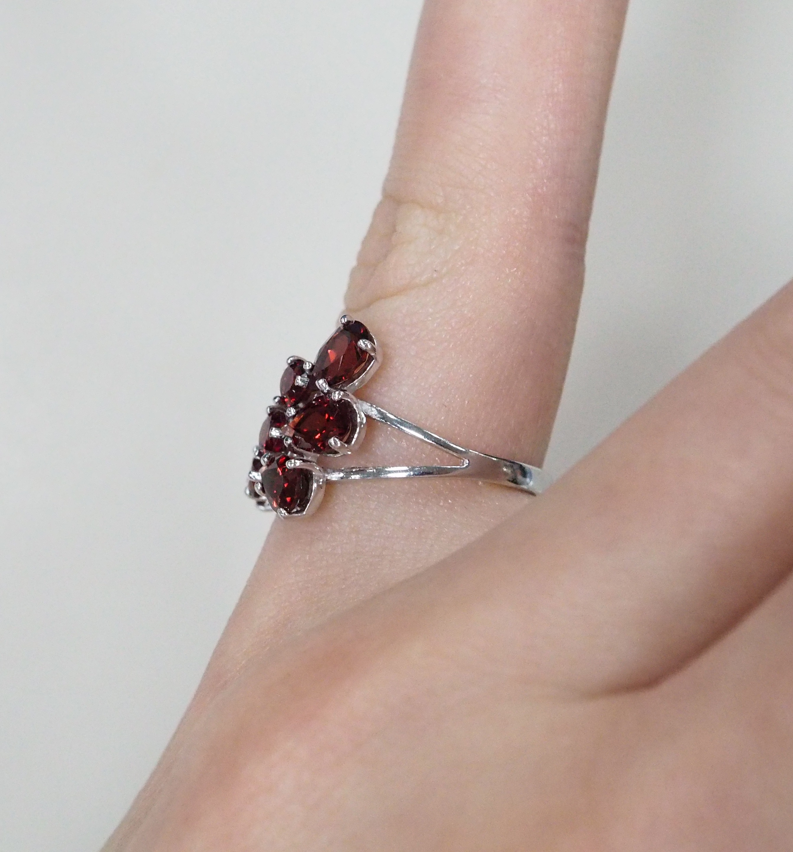 Серебряное кольцо с гранатами